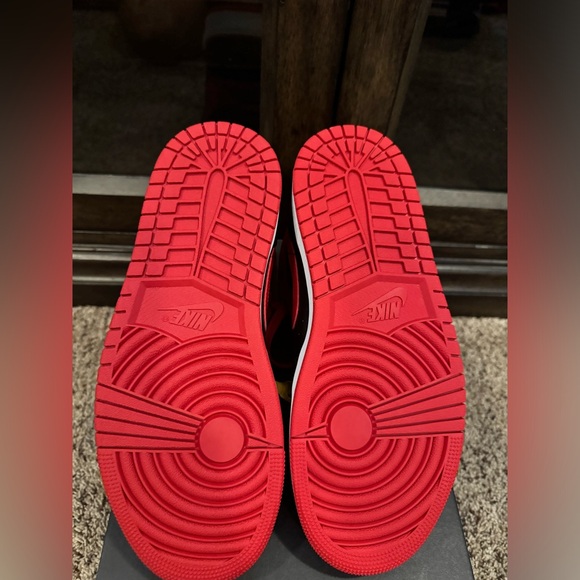 AIR JORDAN 1 MID (Black/Fire Red-White) - Picture 6 of 11